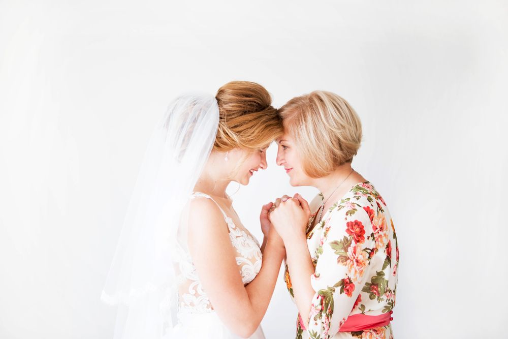 Flattering Mother of the Bride Dresses and Styling Tips