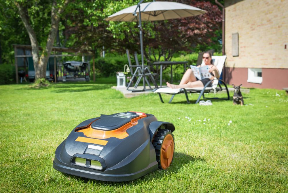 Robot Mowers vs. Traditional: Why Automation Leads