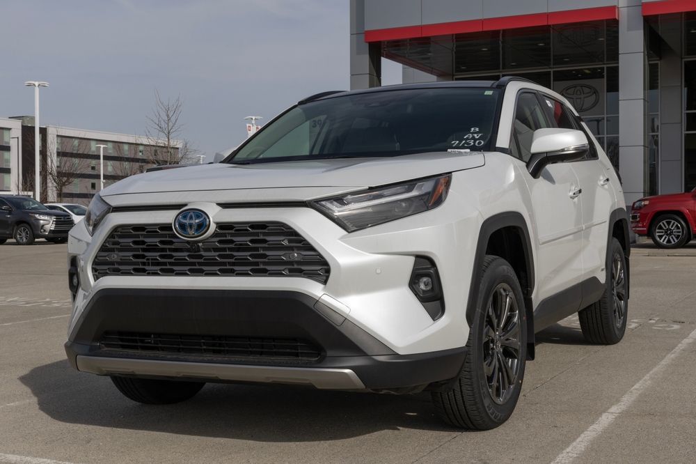 2025 Toyota RAV4 Hybrid XLE: Efficiency and Modern Comfort