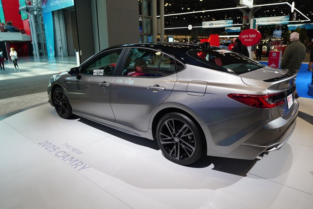 Revelando el Toyota Camry Hybrid 2025: Eficiencia y Elegancia