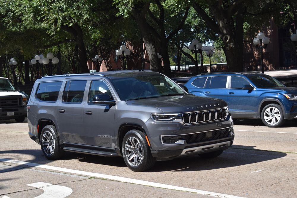 Introducing the 2025 Jeep Wagoneer: Spacious Sophistication