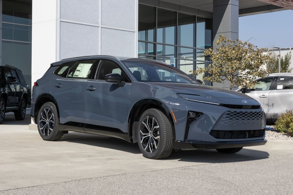 2025 Toyota Crown: A Hybrid Sedan with Elevated Style