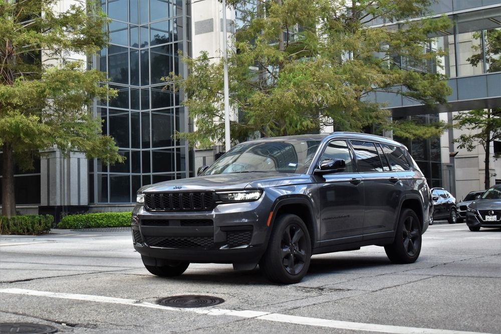 The 2025 Grand Cherokee: Blending Premium Comfort with Rugged Performance 