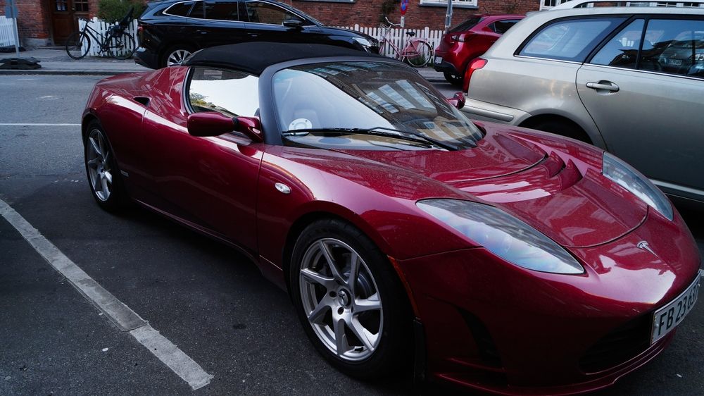 2025 Tesla Roadster: Redefining Supercar Performance in Electric Form