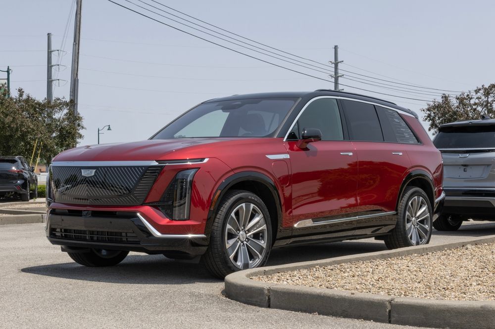 2025 Cadillac Vistiq Elevates Electric Three-Row SUV Luxury