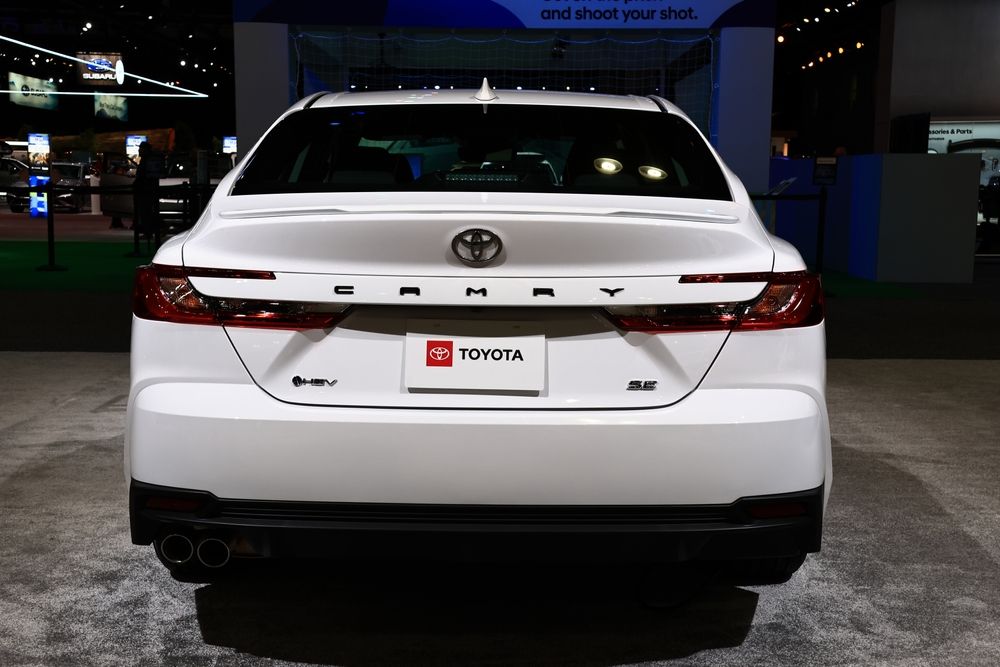 2026 Toyota Camry SE: Master the Road with Sporty Efficiency