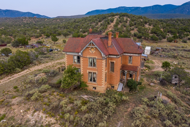 The Hoyle Mansion in White Oaks, New Mexico | Alamy Stock Photo