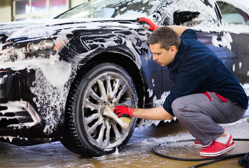 Lava el coche con champú para bebés para quitar las manchas | Shutterstock
