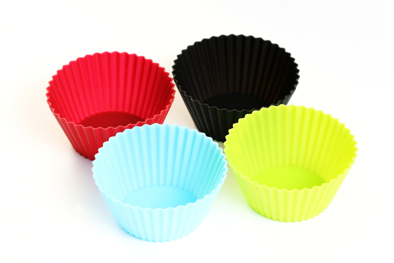 Usa moldes para cupcakes como portavasos | Shutterstock