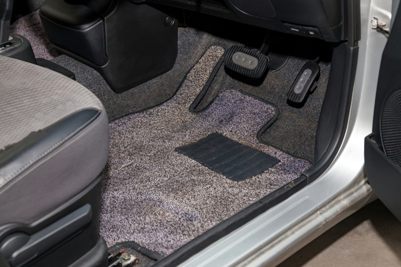 Limpia las alfombras del piso de tu automóvil | Shutterstock