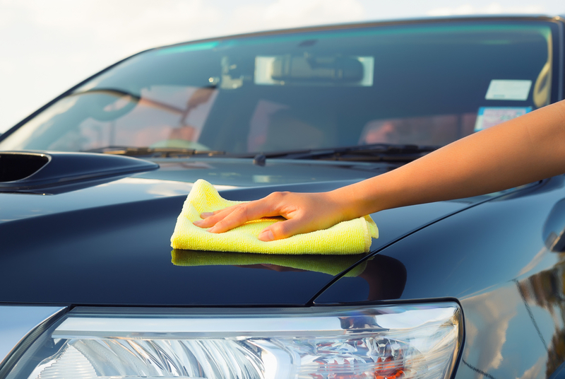 Usa una toalla para secar su automóvil después de lavarlo | Shutterstock