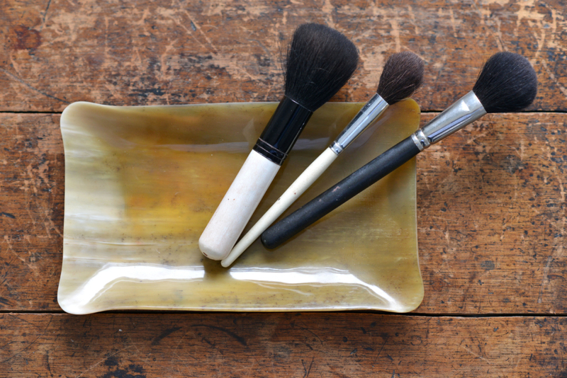 Quita el polvo de las rejillas de ventilación con un pincel de maquillaje | Alamy Stock Photo