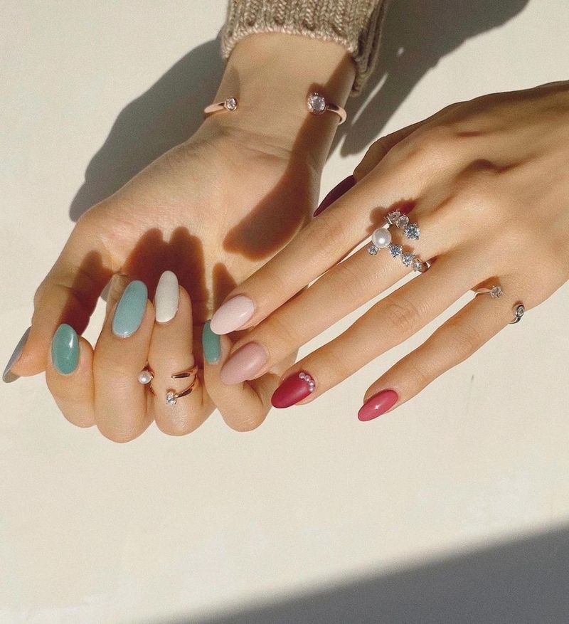 Tonal Nails | Instagram/@avecny_chlo