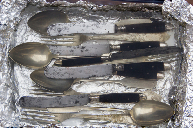 Sáquenle brillo a la cuchillería con el papel de aluminio | Shutterstock