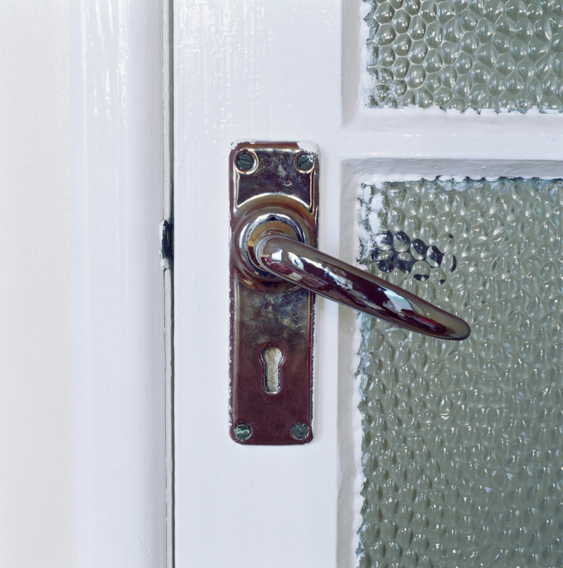 Pinten sus puertas sin la necesidad de preocuparse por el picaporte | Alamy Stock Photo
