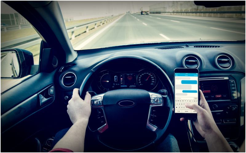Enviar mensajes de texto y conducir es más común de lo que crees | Shutterstock