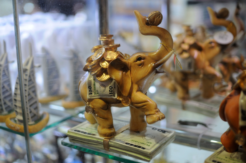 El oro en Dubái pesa más de 300 elefantes | Alamy Stock Photo