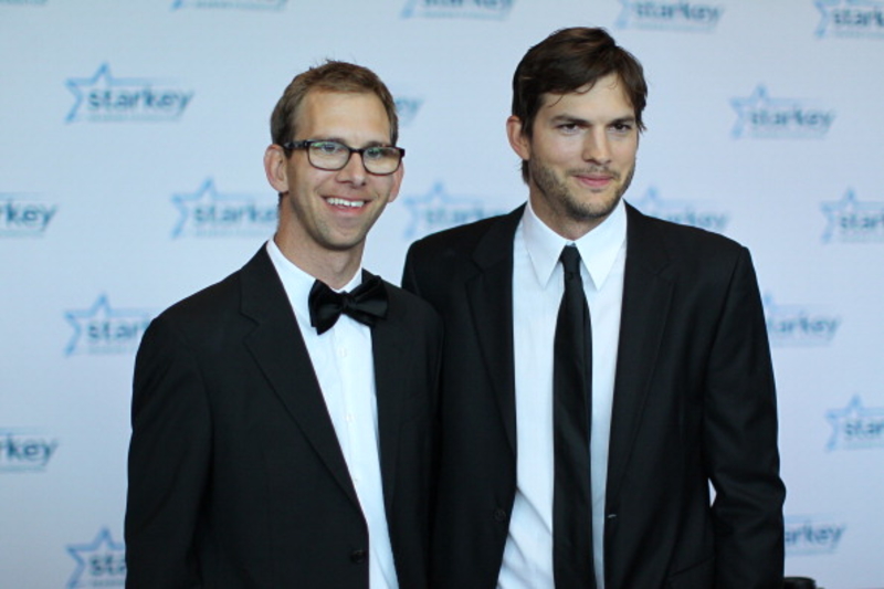 Ashton Kutcher y Michael Kutcher | Getty Images Photo by Adam Bettcher