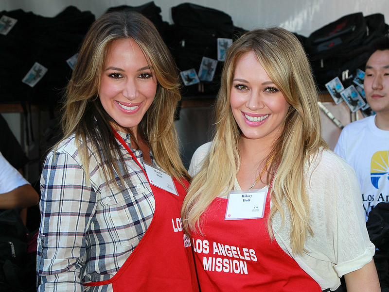 Hilary Duff con su hermana Haylie | Getty Images Photo by David Livingston