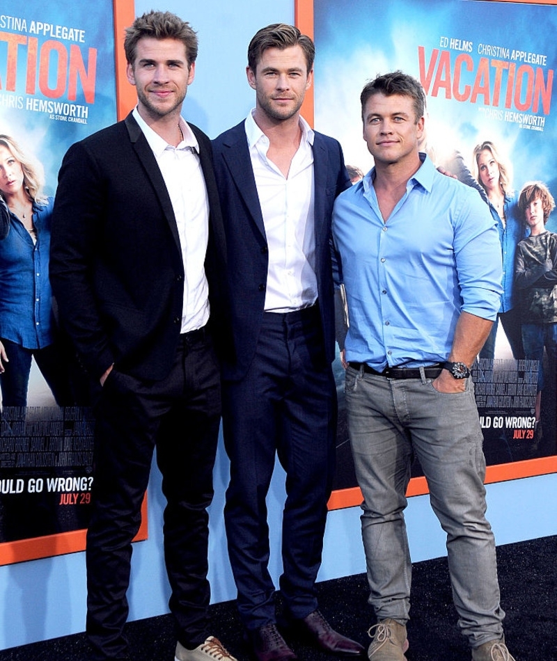 Chris Hemsworth con sus hermanos Liam y Luke | Getty Images Photo by Barry King