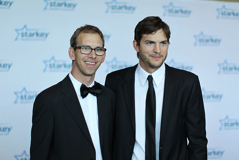 Ashton Kutcher con su hermano gemelo Michael | Getty Images Photo by Adam Bettcher