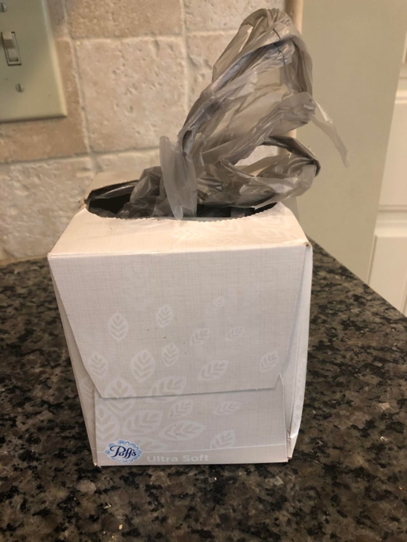 Usa una caja de pañuelos como soporte para bolsas de plástico | reddit.com/Cupieqt