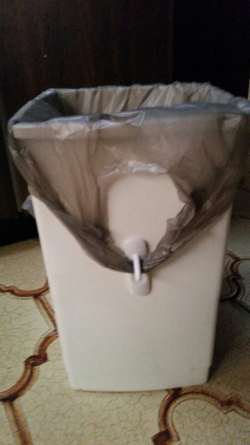 Los ganchos ayudan a mantener las bolsas de basura en su lugar | reddit.com/rizodermaxc