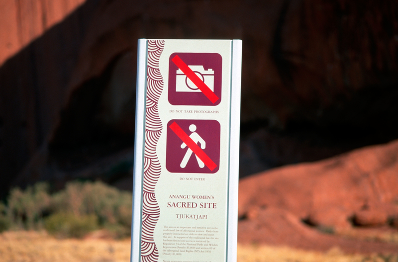 Letrero en Uluru | Alamy Stock Photo by Wim Wiskerke