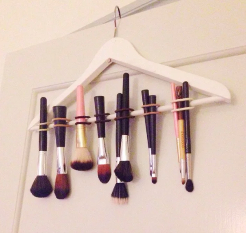 Hangers to Dry Make up Brushes | Reddit.com/Vahedih