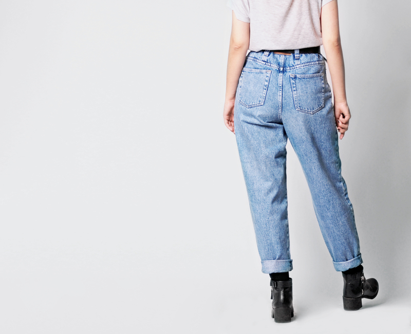 Jeans desaliñados | Shutterstock Photo by o.przybysz