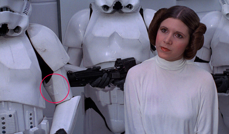 Se puede apreciar cinta adhesiva blanca en la armadura de un Stormtrooper | Alamy Stock Photo
