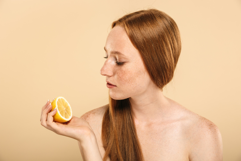Usa limón para aclarar las pecas | Alamy Stock Photo