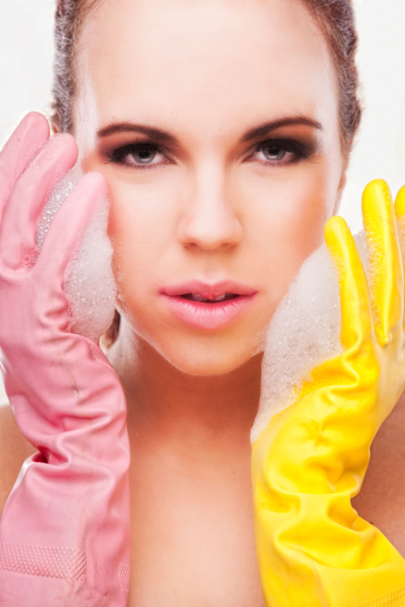 Usar líquido lavavajillas en el rostro | Alamy Stock Photo