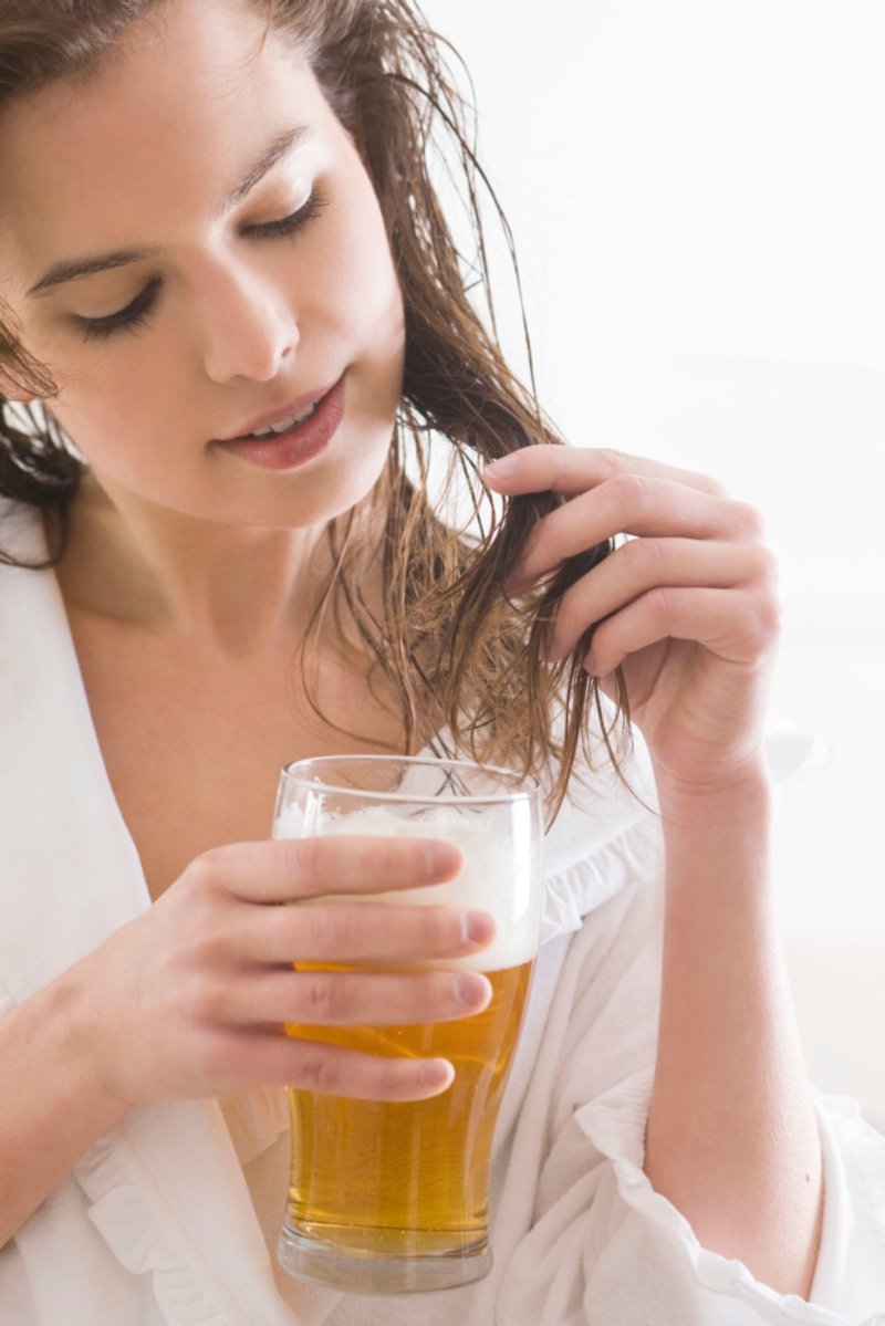 Usar cerveza en tu cabello | Alamy Stock Photo