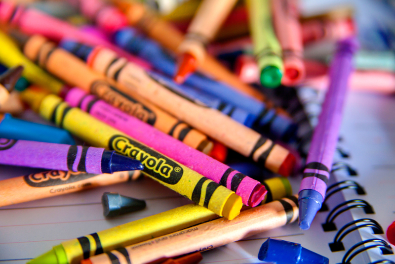 Crayolas como delineador de ojos | Alamy Stock Photo
