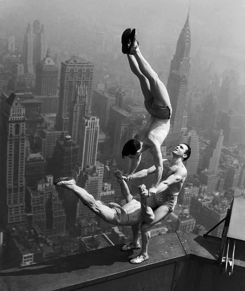 Acrobats On The Empire State Building | Getty Images Photo by Bettmann