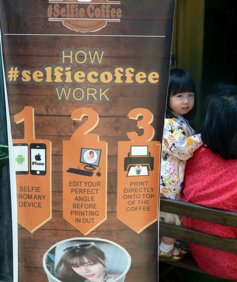 Es ist Zeit für einen Selfie-Kaffee | Alamy Stock Photo by Zubaidah Abdul Jalil/dpa