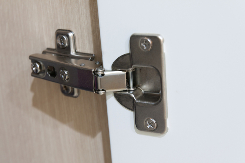 Lubrica las puertas pegajosas | Shutterstock Photo by messi50mm