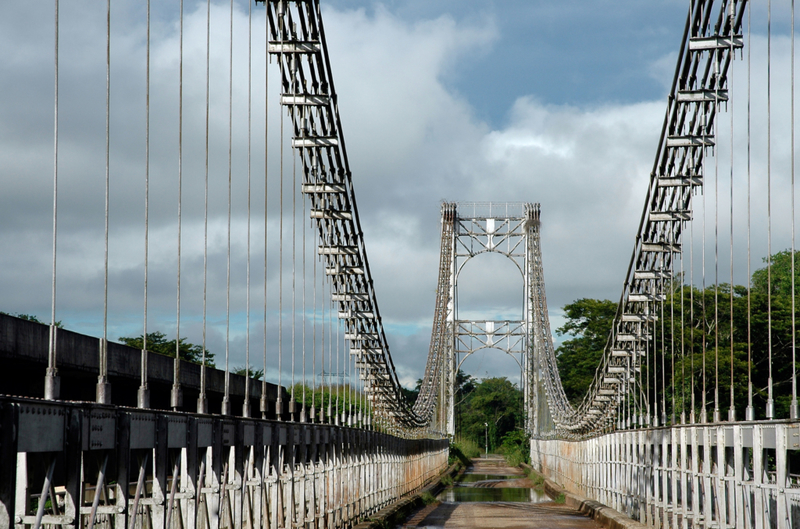 Puente colgante sobre el río Cuyuni, Venezuela | Alamy Stock Photo by Marion Kaplan