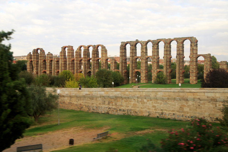 Acueducto de los Milagros, España | Alamy Stock Photo by geogphotos
