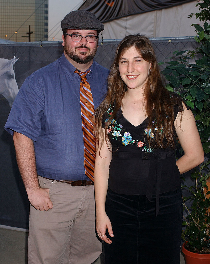 Mayim Bialik et Michael Stone | Getty Images Photo by Gregg DeGuire