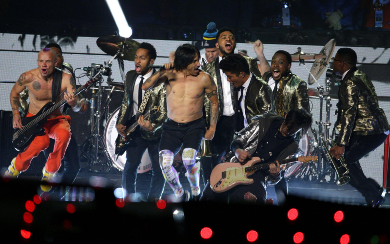 Best: Bruno Mars and the Red Hot Chili Peppers, 2014 | Alamy Stock Photo by Mark Cornelison/Lexington Herald-Leader/MCT/Alamy Live News/Tribune Content Agency LLC/McClatchy-Tribune 