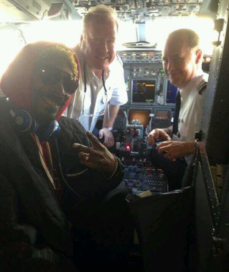 Snoop Dogg en el avión | Imgur.com/cB24rJc