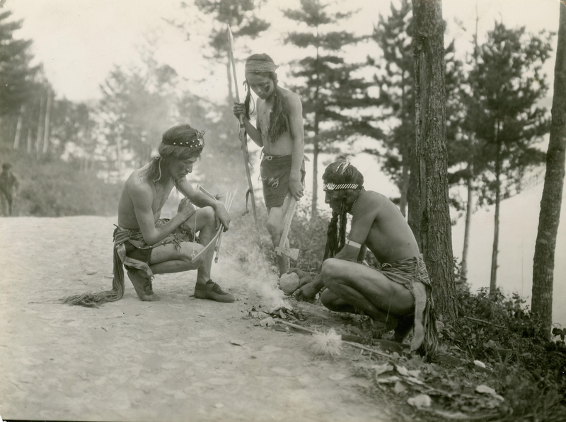 Los cazadores Ojibwe hacen una ofrenda | Alamy Stock Photo by Penta Springs Limited/Artokoloro