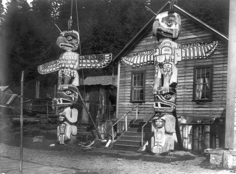 Crestas Kwakiutl | Alamy Stock Photo by GRANGER - Historical Picture Archive/NYC.