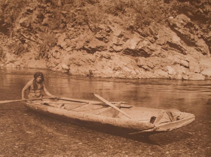 Un hombre Yurok en una canoa | Alamy Stock Photo by Atomic