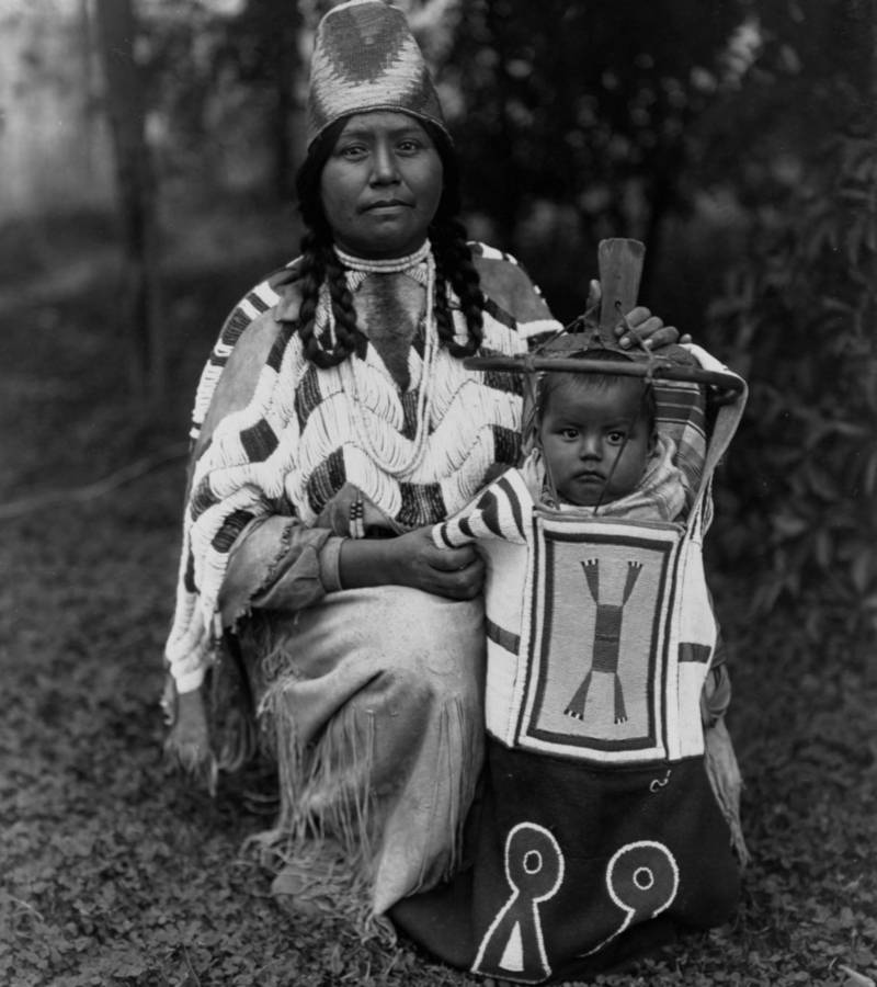 Madre e hijo Cayuse | Getty Images Photo by Edward S. Curtis/Library of Congress/Corbis