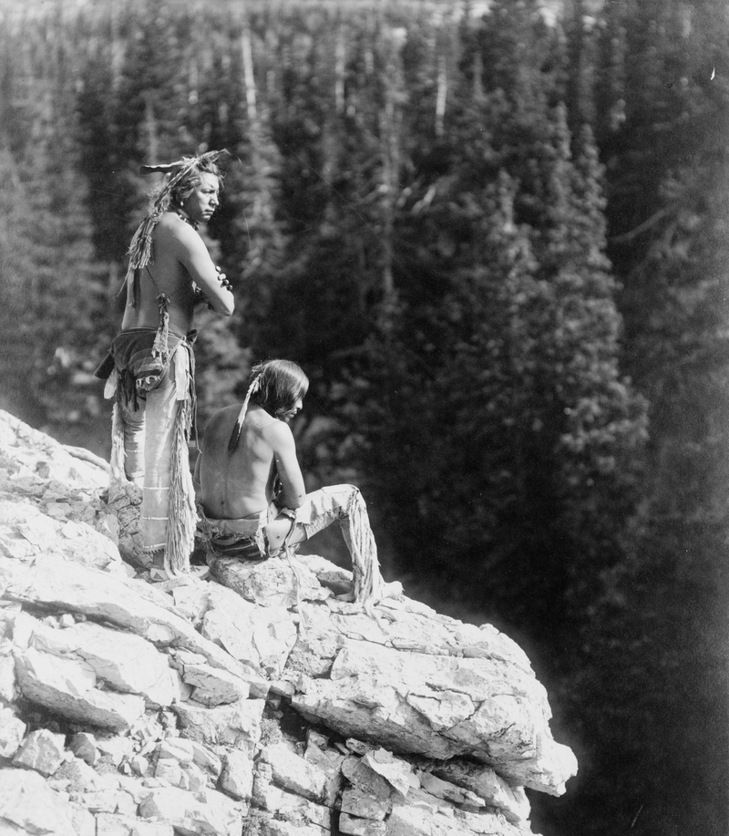 Mirando sobre el acantilado | Alamy Stock Photo by World History Archive