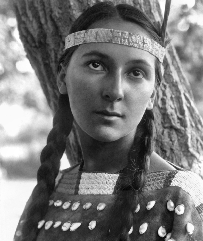 Joven mujer Sioux | Alamy Stock Photo by Edward S. Curtis
