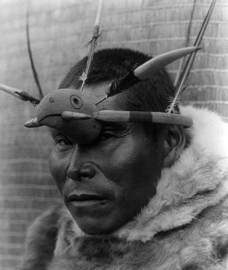 Hombre Yupik con máscara de águila | Alamy Stock Photo by Art Collection 3